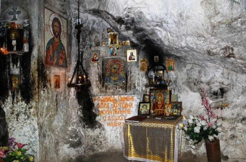 SKas [<a href="https://creativecommons.org/licenses/by-sa/4.0">CC BY-SA 4.0</a>], <a href="https://commons.wikimedia.org/wiki/File:St._Simon_Kananaios_cave_Inside.JPG" target="_blank">via Wikimedia Commons</a>