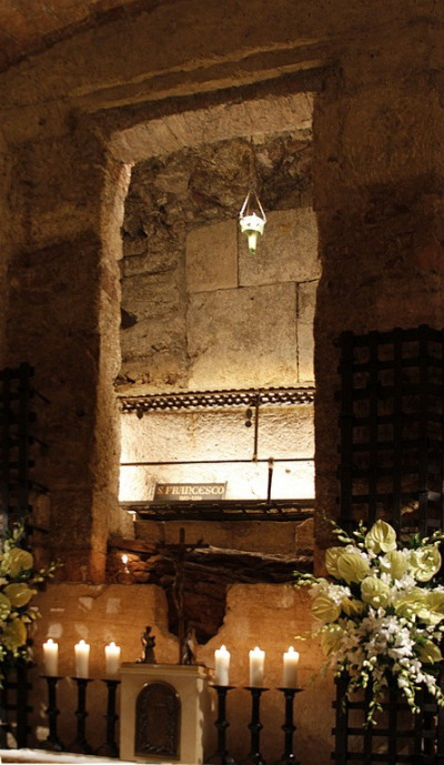 Tomb_of_Saint_Francis_-_Basilica_di_San_Francesco_-_Assisi_2016_resize.jpg