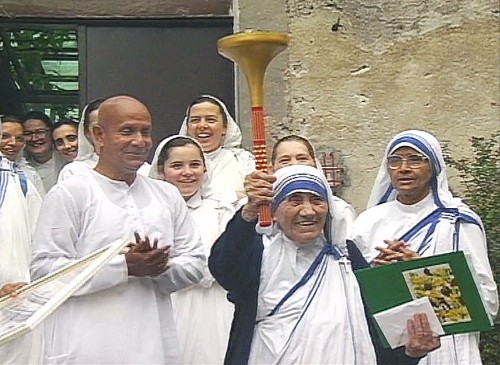 Kedar Misani [<a href="https://creativecommons.org/licenses/by-sa/3.0"  target="_blank">CC BY-SA 3.0</a>], <a href="https://commons.wikimedia.org/wiki/File:Sri-Chinmoy-and-Mother-Teresa.jpg"  target="_blank">via Wikimedia Commons</a>