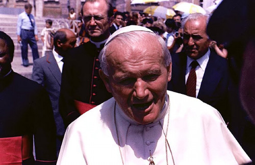 James G. Howes [Attribution], <a href="https://commons.wikimedia.org/wiki/File:Pope_John_Paul_II.jpg"  target="_blank">via Wikimedia Commons</a>