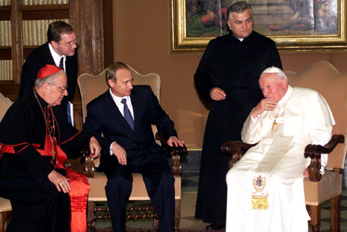<a rel="nofollow" class="external text" href="http://www.kremlin.ru">Kremlin.ru</a> [<a href="https://creativecommons.org/licenses/by/3.0"  target="_blank">CC BY 3.0</a>], <a href="https://commons.wikimedia.org/wiki/File:Vladimir_Putin_with_Pope_John_Paul_II-1.jpg"  target="_blank">via Wikimedia Commons</a>