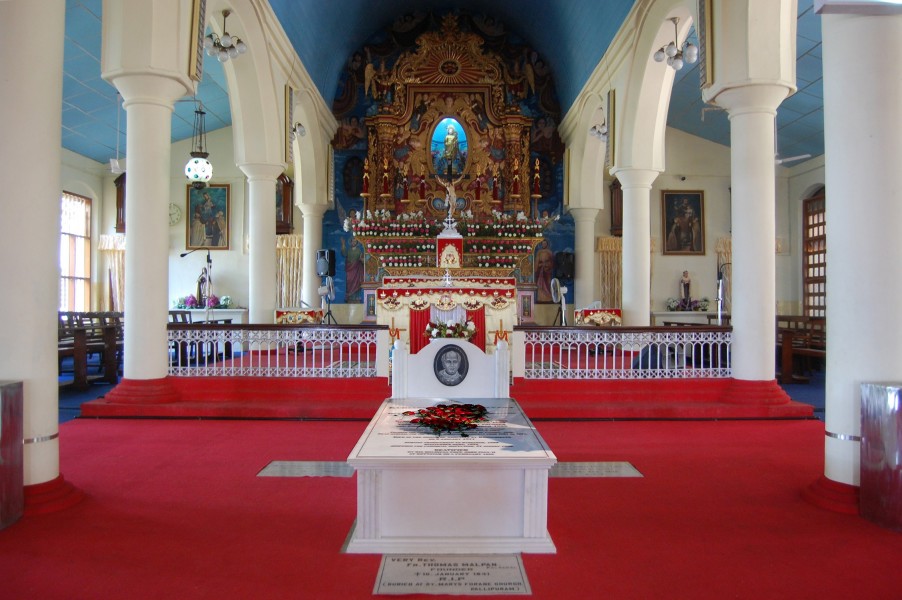 Tomb_of_Kuriakose_Elias_Chavara_at_St._Josephs_Church_Mannanam_india.jpg
