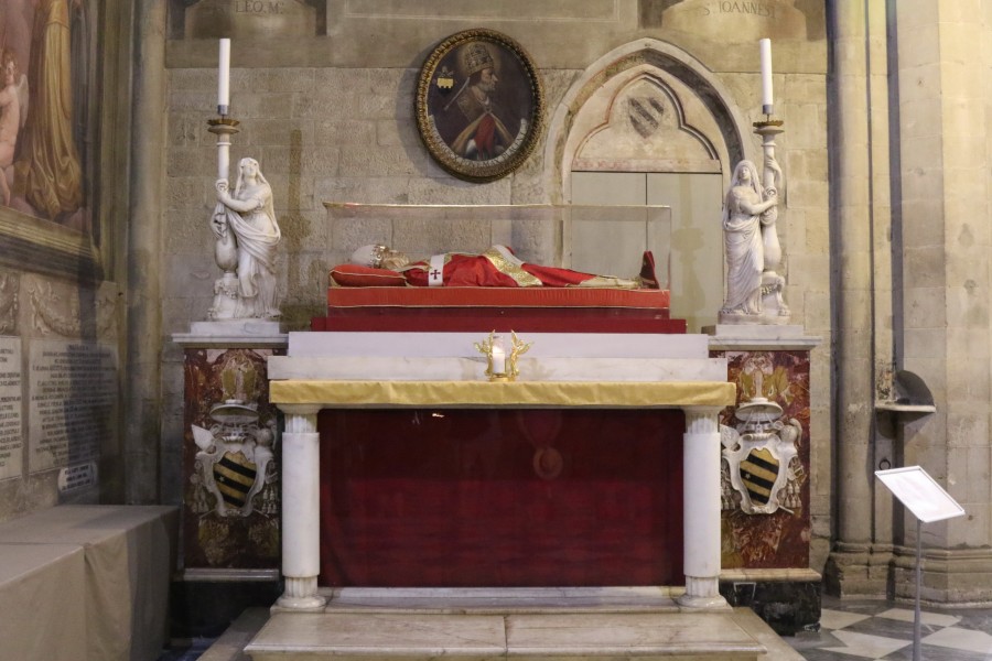 Tomb_of_Pope_Gregory_X_in_Arezzo_Cathedral.jpg