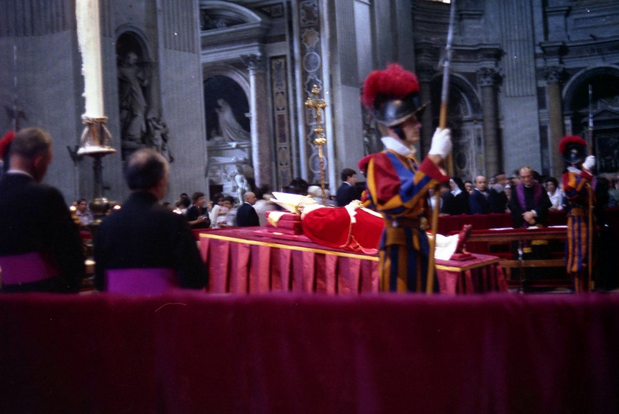 Pope Paul VI's body is shown in the Vatican. Photos were forbidden because of the exclusive by an american news agency. This photo was taken without flash nor tripod.

<a href="https://commons.wikimedia.org/wiki/File:Paulus_VI_body_showing_inside_the_Vatican.jpg" title="via Wikimedia Commons" target="_blank">Ramon Gonzalez</a> / <a href="https://creativecommons.org/licenses/by-sa/4.0" target="_blank">CC BY-SA</a>