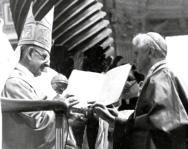Pope Paul VI gives the cardinal's ring to Joseph Ratzinger (later pope Bendict XVI)

<a href="https://commons.wikimedia.org/wiki/File:Papa_Paolo_VI_consegna_l%27anello_cardinalizio_a_Joseph_Ratzinger.jpg" title="via Wikimedia Commons" target="_blank">brak</a> / Public domain