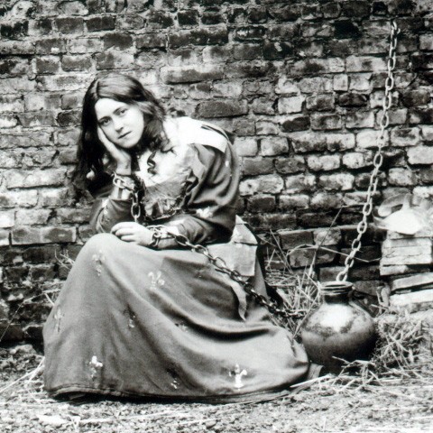 Saint Thérèse of Lisieux playing Saint Joan of Arc in the play she wrote herself . Date 1890

<a href="https://commons.wikimedia.org/wiki/File:Th%C3%A9r%C3%A8se_de_Lisieux_en_Jeanne_d%27Arc_enchain%C3%A9e.jpg" title="via Wikimedia Commons" target="_blank">Unknown author</a> / Public domain
